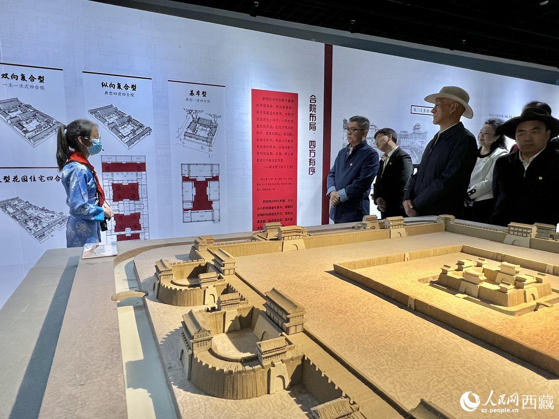 參觀人員認(rèn)真聆聽講解員的解說(shuō)。人民網(wǎng) 次仁羅布攝