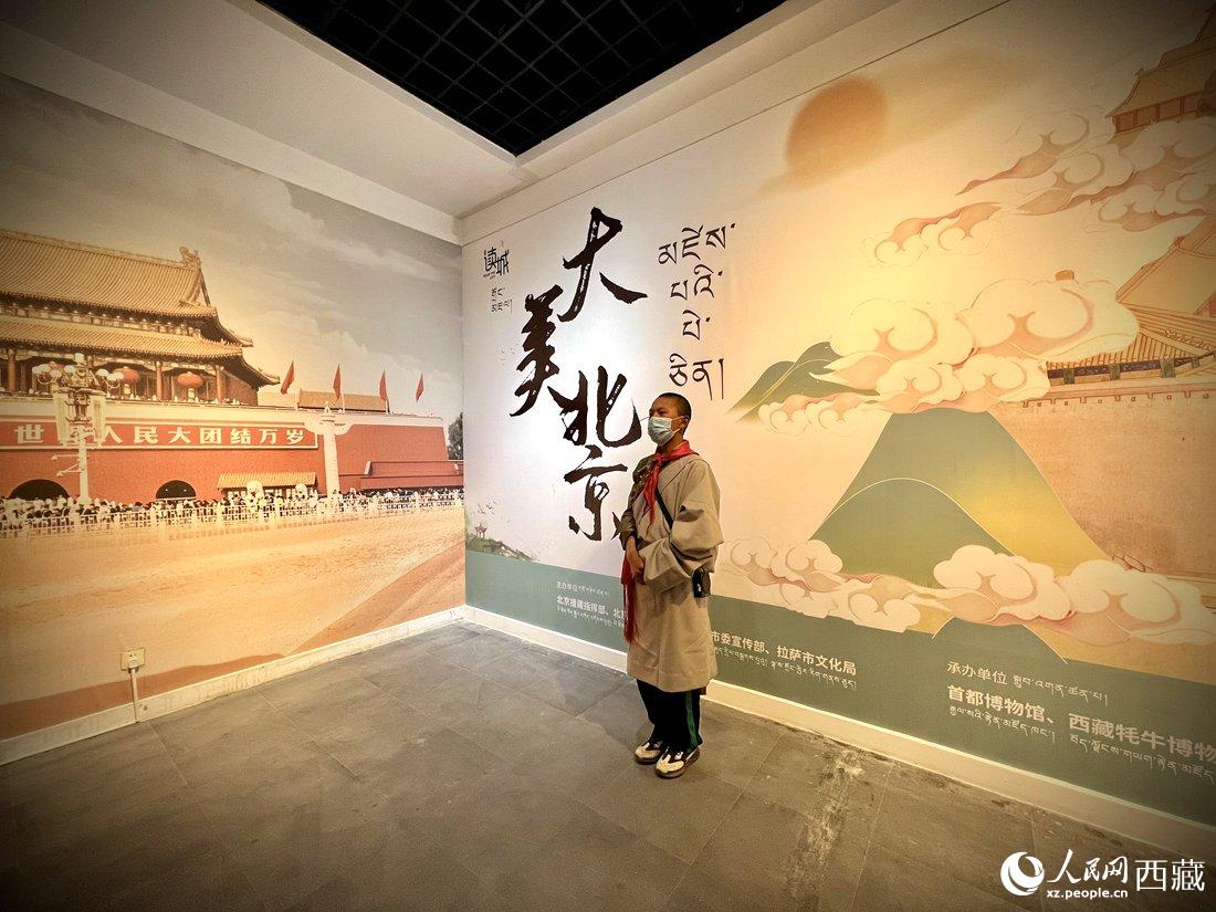 拉薩市北京實(shí)驗(yàn)中學(xué)的學(xué)生講解員進(jìn)行講解。人民網(wǎng) 次仁羅布攝