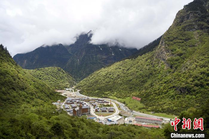 位于山間的玉麥鄉(xiāng)。