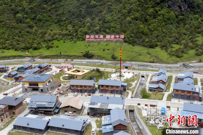 “家是玉麥 國是中國”的大字豎立在玉麥鄉(xiāng)旁的山腳上?！钊A峰 攝