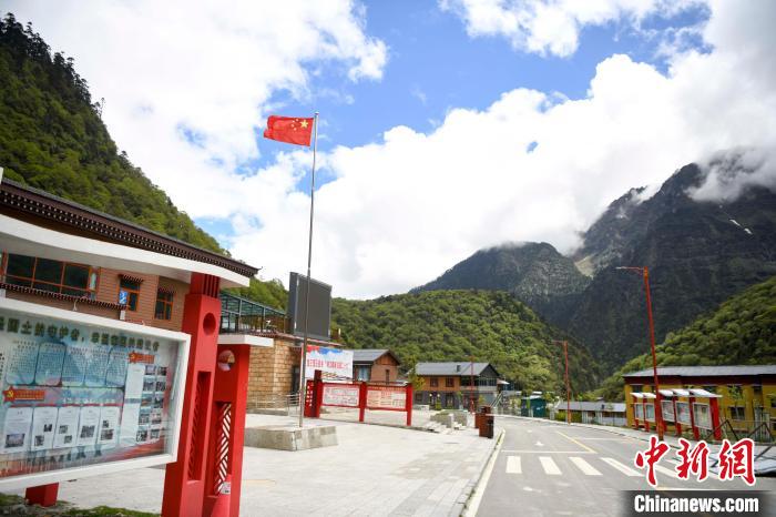 玉麥鄉(xiāng)內(nèi)道路變成了硬化路?！钊A峰 攝