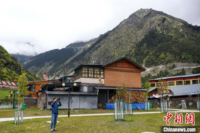一位攝影愛好者在玉麥鄉(xiāng)拍攝。　楊華峰 攝