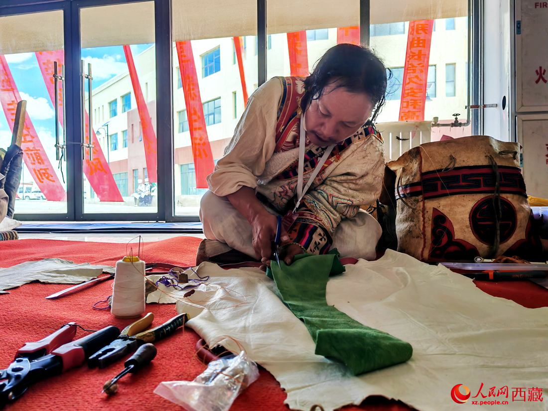 曾經(jīng)的放牛娃學(xué)得一身好手藝。人民網(wǎng) 李海霞攝