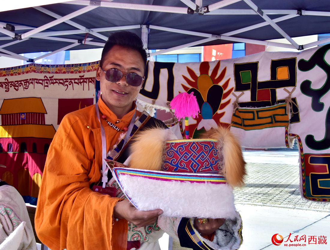 牧民展示手工作品。 人民網(wǎng) 李海霞攝