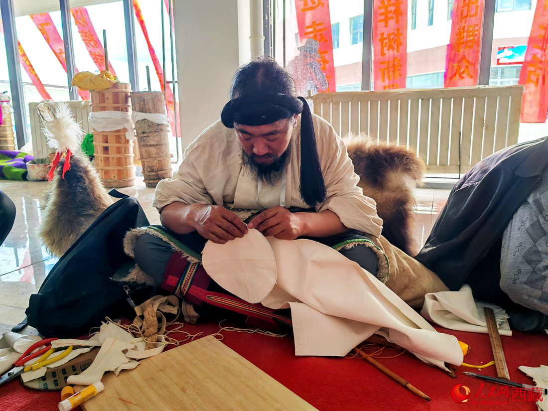 草原漢子變身裁縫。人民網(wǎng) 李海霞攝