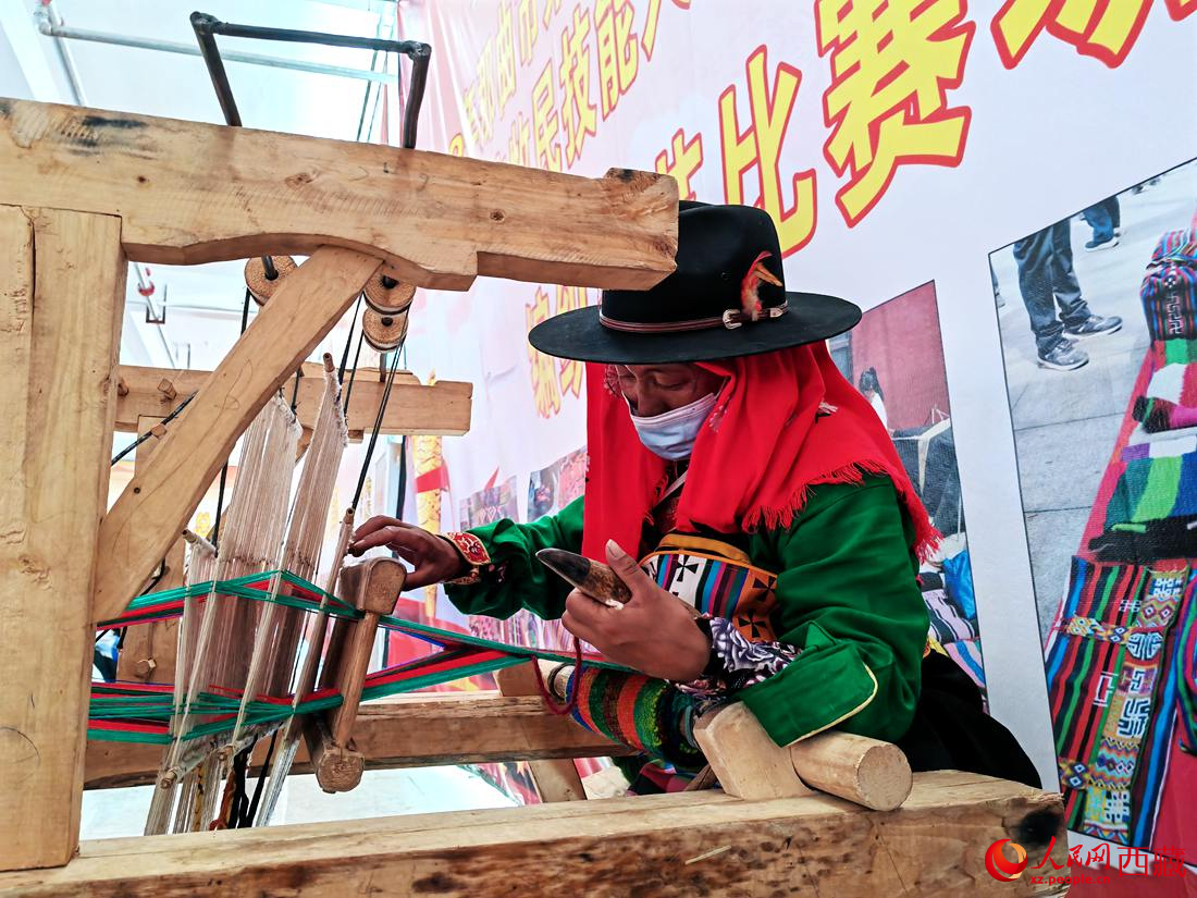 紡織手藝展示。人民網(wǎng) 李海霞攝
