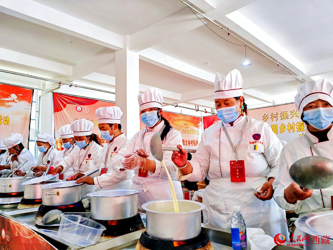 廚藝比拼。人民網(wǎng) 李海霞攝
