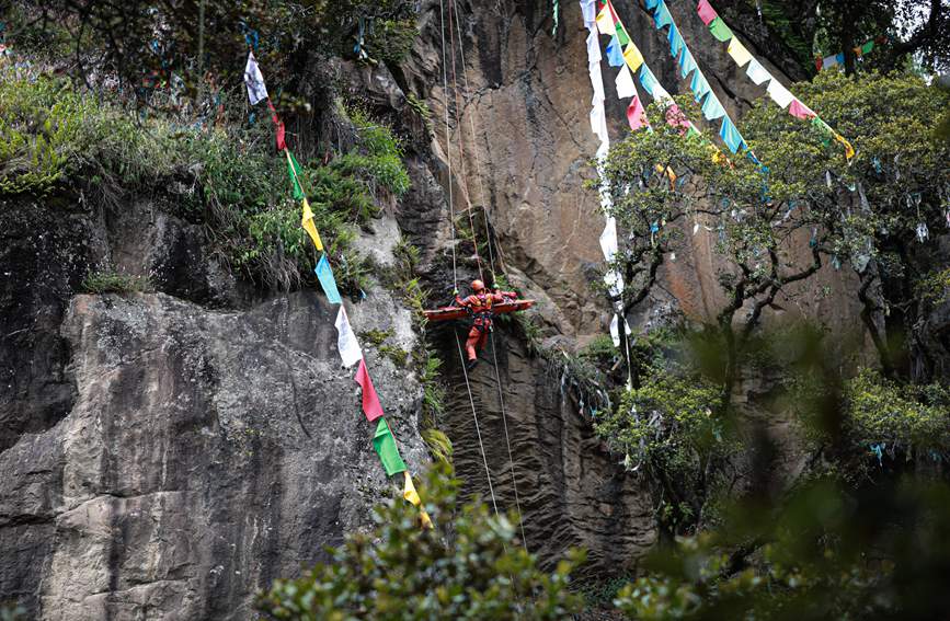被困人員垂直提拉至安全位置。西繞拉翁攝
