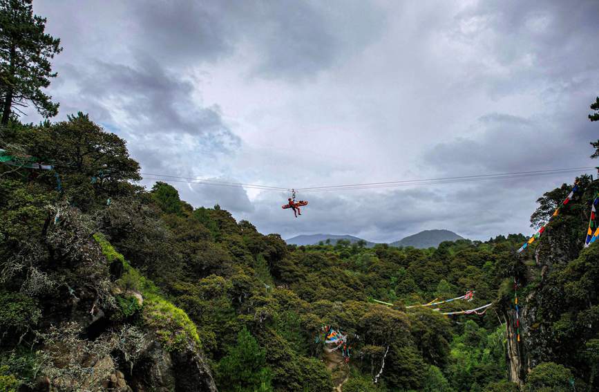 救援實(shí)戰(zhàn)訓(xùn)練中，消防員在云中漫步。西繞拉翁攝