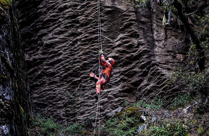 救援實(shí)戰(zhàn)訓(xùn)練中，消防員垂直攀爬。西繞拉翁攝