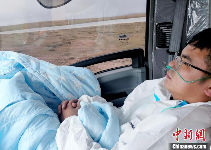 從咸陽開始到拉薩，閆光宇和朋友吃住均不離車?！∴嵟?攝