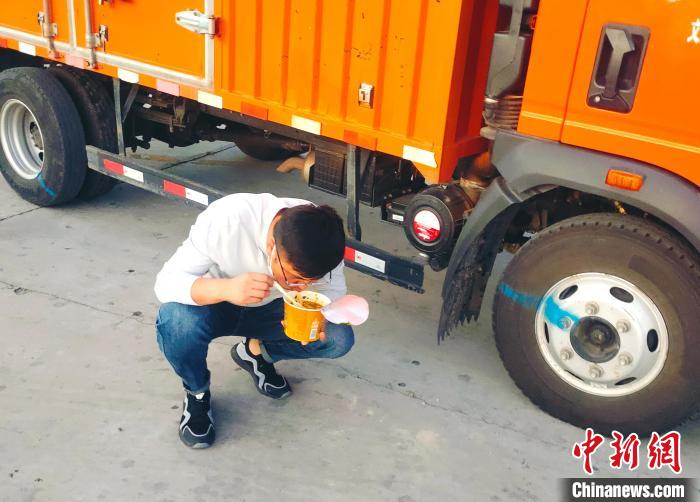 由于沿路疫情原因，閆光宇和朋友只能在服務區(qū)簡餐?！∴嵟?攝