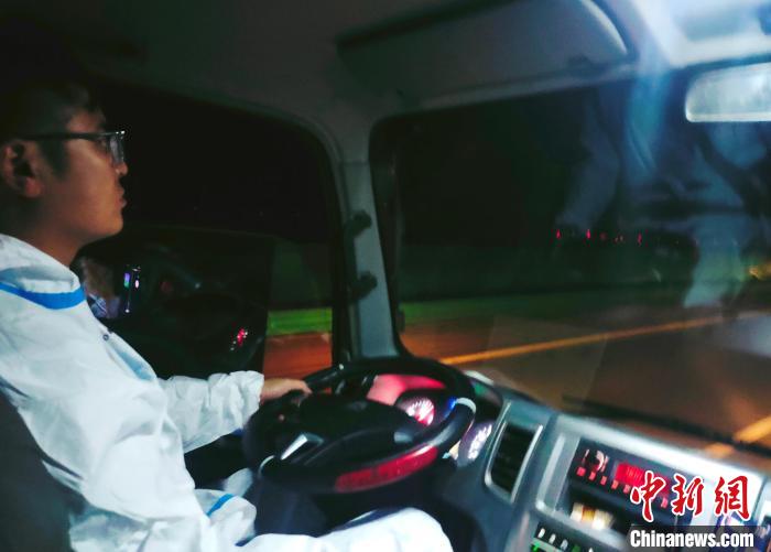 星夜疾馳，只為讓防疫物資早日抵達西藏。　鄭朋 攝