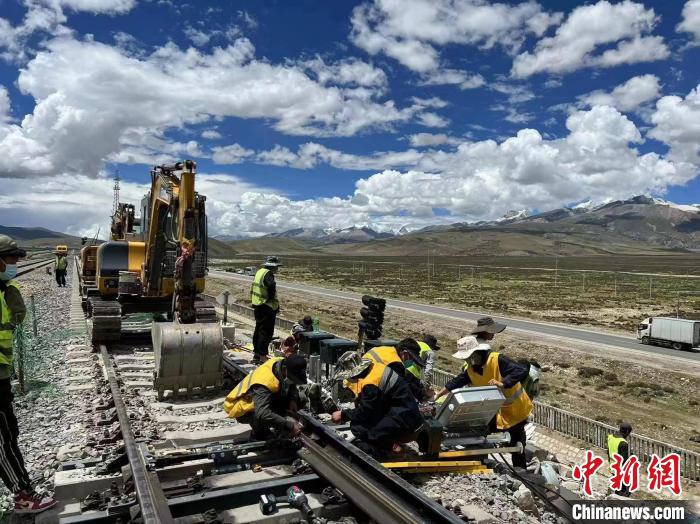 圖為青藏鐵路基礎設施“升級換代”施工現(xiàn)場。　現(xiàn)場作業(yè)人員供圖