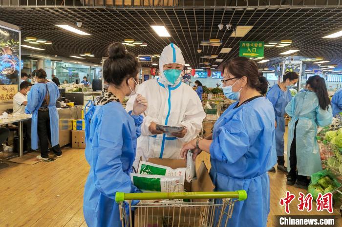 圖為疫情期間，西藏格拉丹東超市調(diào)配物資，保障市場供應(yīng)?！∈茉L者供圖