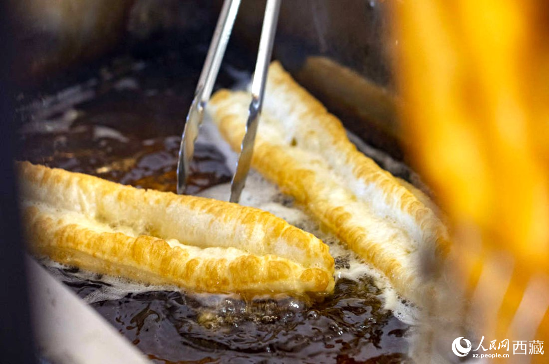 熱氣騰騰的油條。人民網(wǎng) 次仁羅布攝