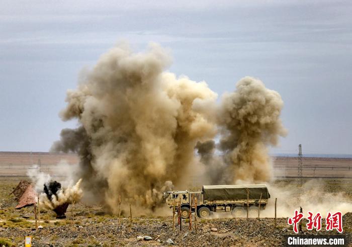 圖為模擬運輸分隊通過炮火路段?！?王先鋒 攝