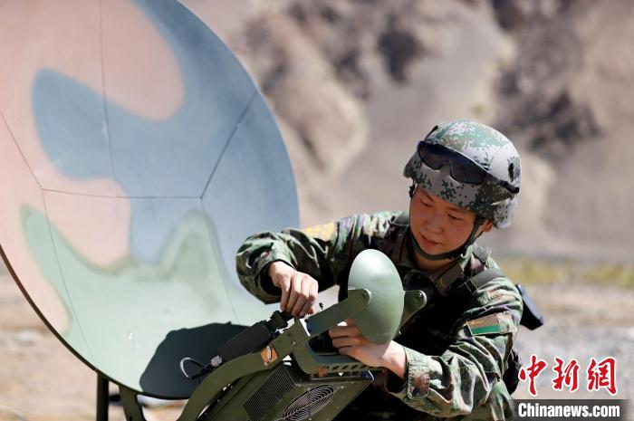 圖為官兵進行衛(wèi)星通訊架設?！?鄒寧寧 攝