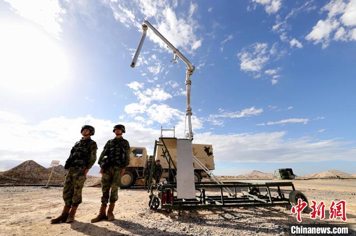 圖為野戰(zhàn)油庫開設?！?唐 堯 攝