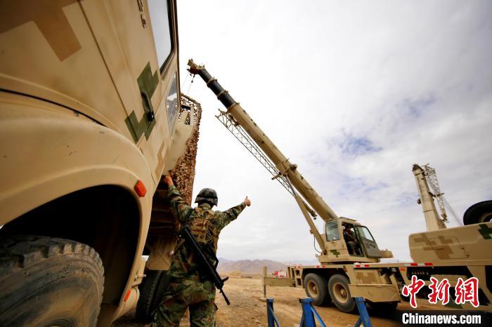 圖為野戰(zhàn)車輛搶修環(huán)節(jié)?！?祁漢智 攝