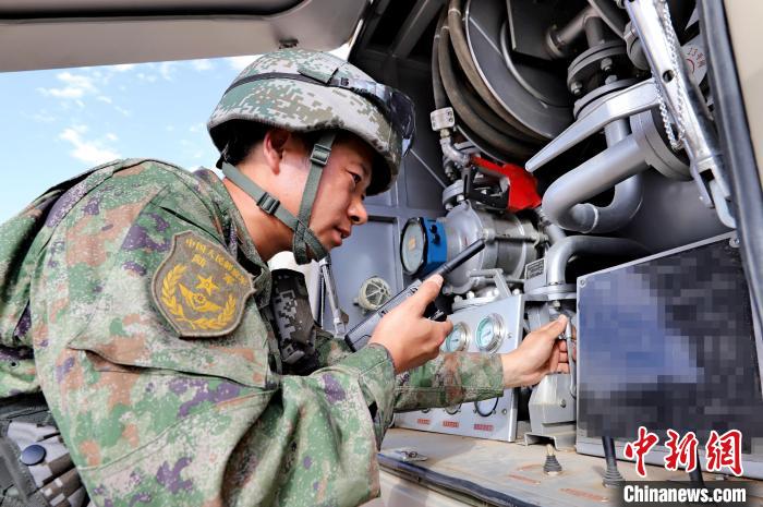 圖為群車加油科目演練現(xiàn)場?！?王先鋒 攝