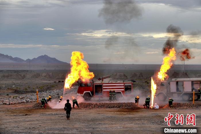 圖為野戰(zhàn)管線搶修?！?鄒寧寧 攝