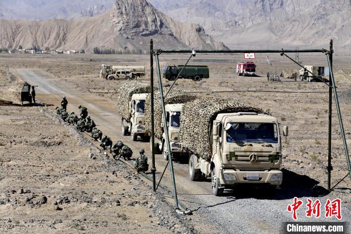 圖為野戰(zhàn)管線鋪設?！〕套颖?攝