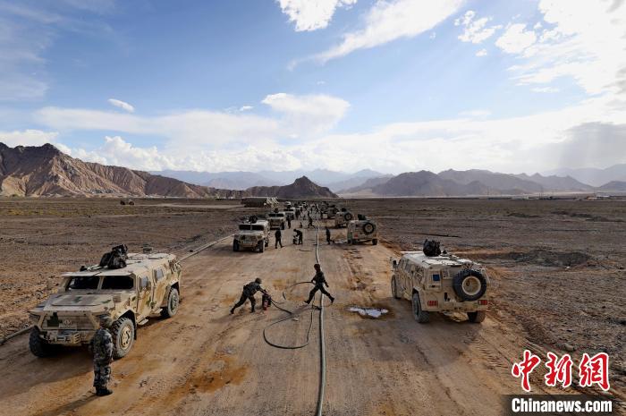 圖為群車加油科目演練現(xiàn)場。　 祁漢智 攝