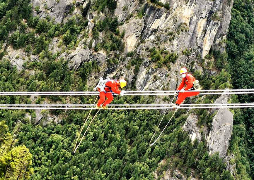 9月15日，電力檢修人員開展左波線米堆冰川段導線扭絞處理走線作業(yè)。旦尼攝