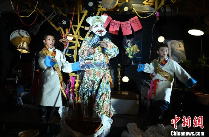 圖為由少兒表演的藏戲在公開(kāi)場(chǎng)合演出。資料圖 趙朗 攝