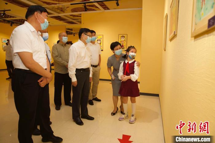 圖為與會(huì)嘉賓與入選畫(huà)作的“小作者”們一同觀展?！≈袊?guó)藏學(xué)研究中心供圖