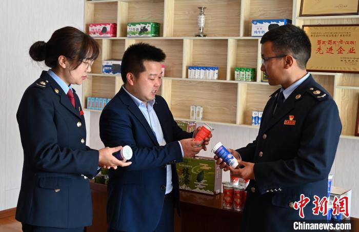 圖為林芝稅務(wù)部門上門了解企業(yè)情況，并宣講稅收政策。資料圖 趙朗 攝