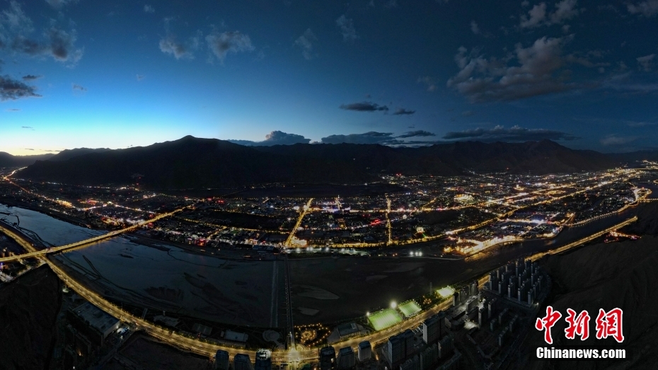 資料圖為2020年6月10日，拉薩城市入夜，燈光點(diǎn)亮高原古城夜色。（無人機(jī)畫面） <a target='_blank' href='/'><p  align=