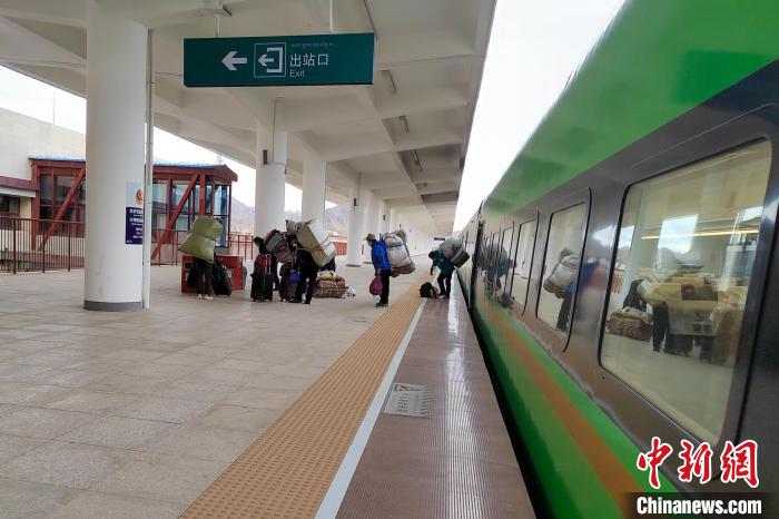 乘客乘復(fù)工專列抵達(dá)日喀則?！±_車務(wù)段 供圖