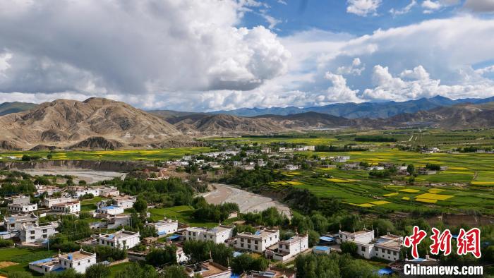 圖為依地形而建的西藏拉薩市尼木縣村居?！≈x牧 攝