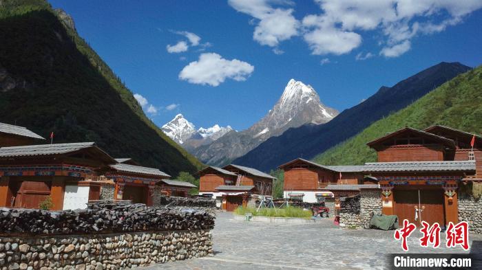 圖為西藏林芝市工布江達(dá)縣錯(cuò)高古村?！≈x牧 攝