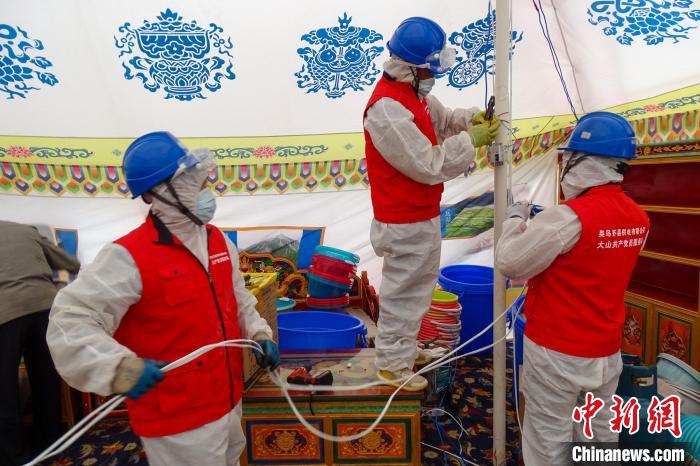 圖為西藏類烏齊縣供電部門為臨時隔離點50頂帳篷進(jìn)行用電接入?！÷逅傻侵?攝