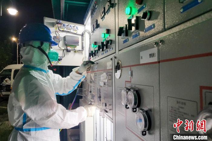 西藏電力部門順利完成方艙醫(yī)院供電設(shè)備安全可靠接入?！⊥醮箫w 攝