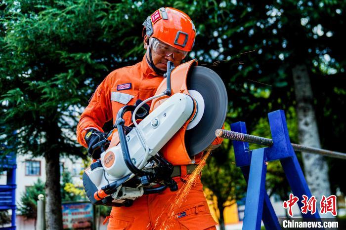 西藏林芝森林消防年度綜合救援技能大練兵活動現(xiàn)場?！『罱?攝