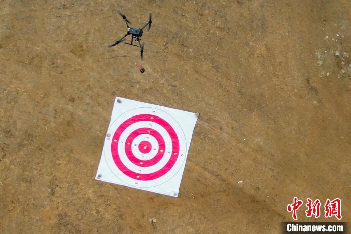 圖為消防員利用無人機空投滅火彈?！钣例?攝