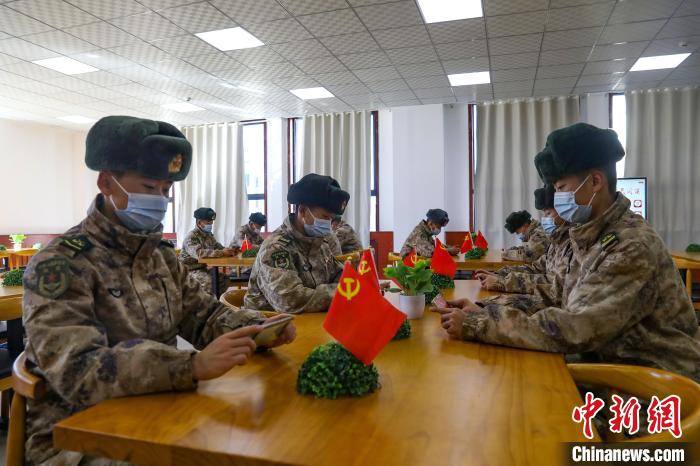 圖為阿里軍分區(qū)某邊防團(tuán)組織官兵通過手機(jī)收聽收看二十大開幕盛況?！詵|供圖