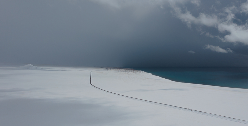 西藏阿里地區(qū)改則縣迎來(lái)初雪，銀裝素裹，美如畫(huà)卷。