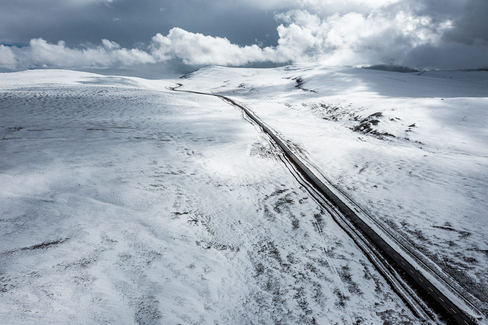 西藏阿里地區(qū)改則縣迎來(lái)初雪，銀裝素裹，美如畫(huà)卷。