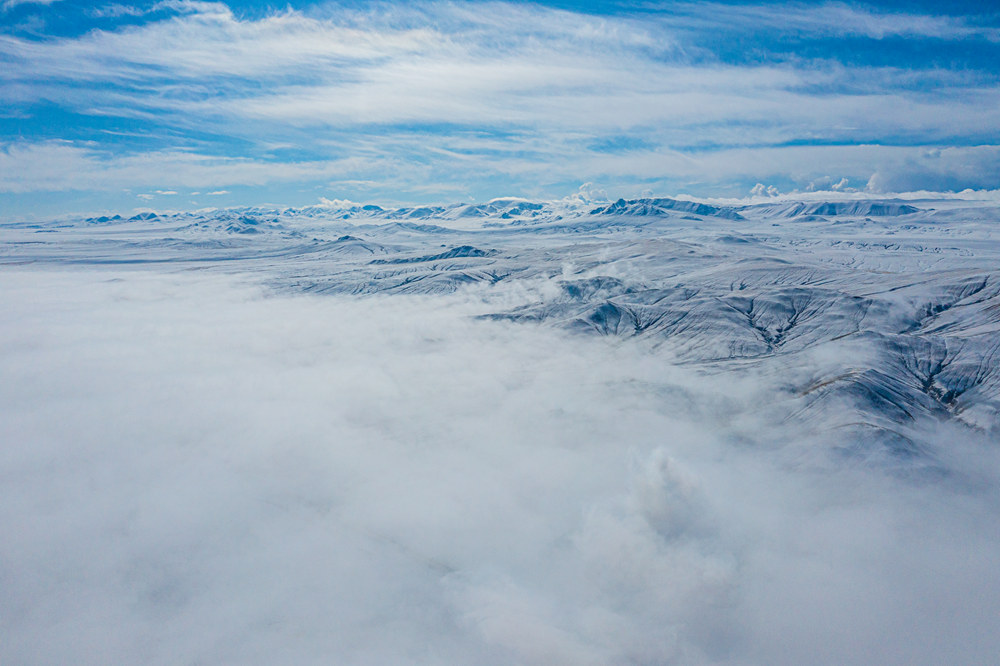 西藏阿里地區(qū)改則縣迎來(lái)初雪，銀裝素裹，美如畫(huà)卷。