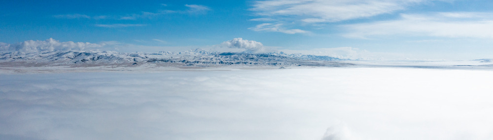 西藏阿里地區(qū)改則縣迎來(lái)初雪，銀裝素裹，美如畫(huà)卷。