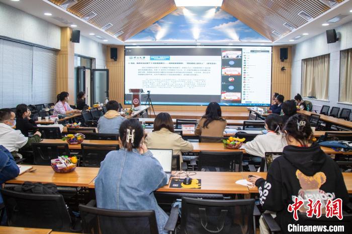 圖為論壇會議現(xiàn)場?！⊥瑬|放 攝