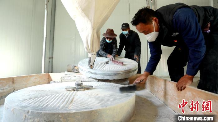 圖為合作社負(fù)責(zé)人完成糌粑加工后清掃水磨設(shè)施?！〖卫杩h融媒體中心供圖