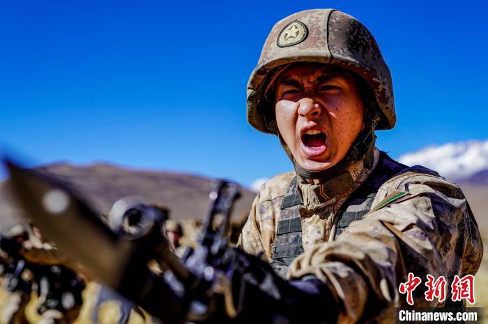 官兵正在進行刺殺操訓練?！∥鞑厣侥宪姺謪^(qū)某團供圖