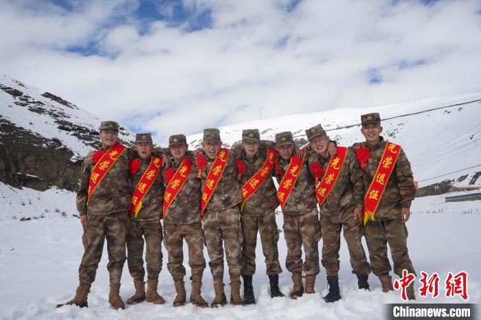 退伍老兵合照留念?！∥鞑厣侥宪姺謪^(qū)某團(tuán)供圖