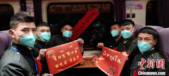 退伍老兵在退伍專列上合影留念。　西藏山南軍分區(qū)某團(tuán)供圖